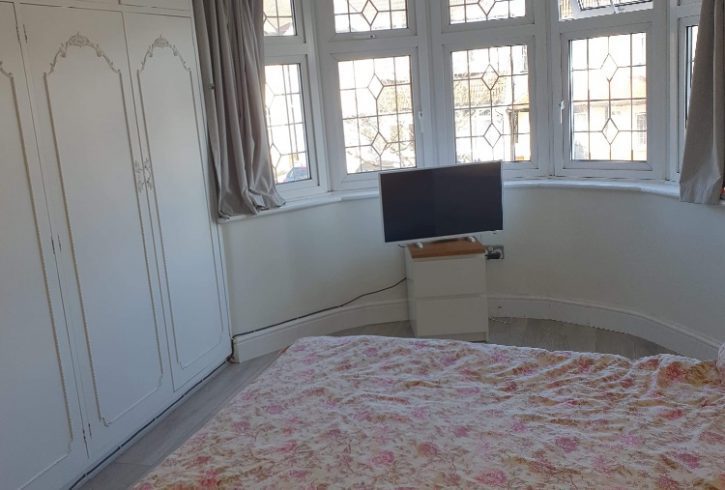Ofer spre inchiriere camera king size Redbridge Londra IG4