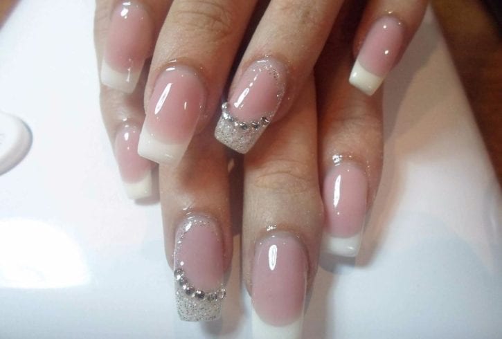 Pun unghii cu gel sau acryl - zona Kingsbury