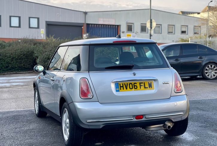 Vand Masina Mini Cooper In Londra, UK