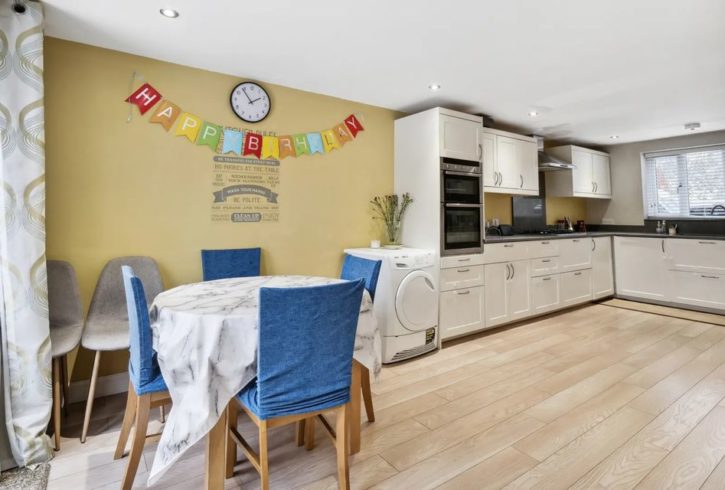 Chirie Casa Cu 4 Dormitoare In East Ham, Londra