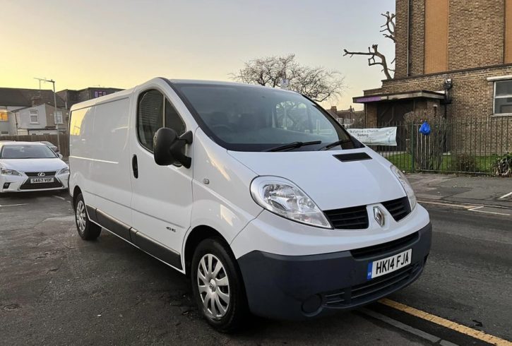 Vand Microbus Renault Trafic Lwb In Barking, Londra