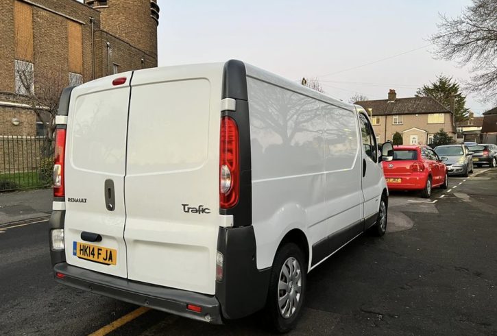 Vand Microbus Renault Trafic Lwb In Barking, Londra