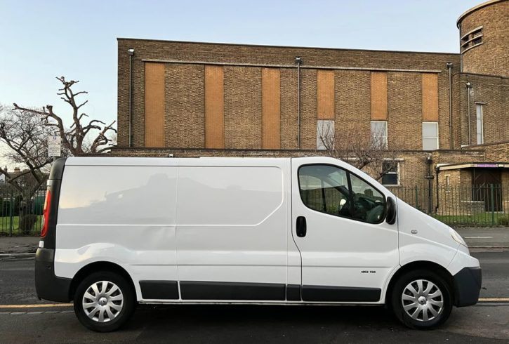 Vand Microbus Renault Trafic Lwb In Barking, Londra
