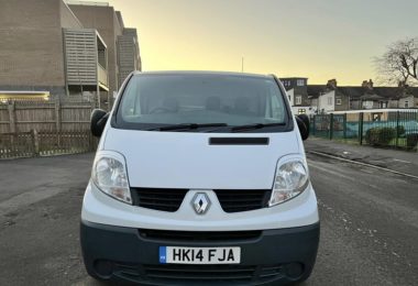 Vand Microbus Renault Trafic Lwb In Barking, Londra