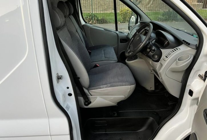 Vand Microbus Renault Trafic Lwb In Barking, Londra