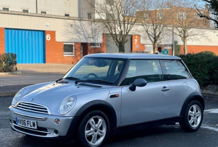 Vand Masina Mini Cooper In Londra, UK
