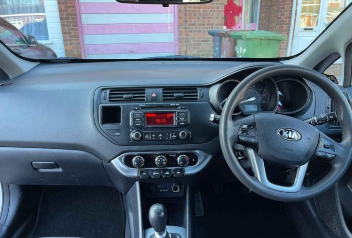 Vand Masina Kia Rio In Hounslow, Londra