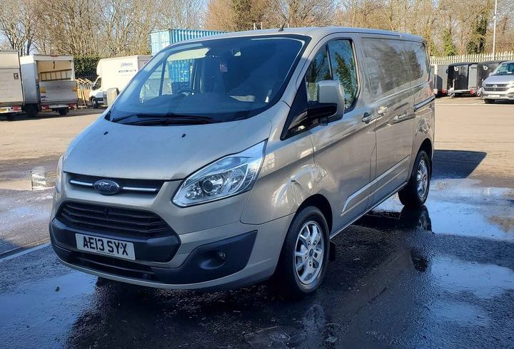 Vand Duba Ford Transit In Feltham, Londra