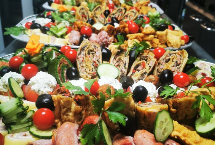 Preluăm Comenzi Pentru Sărbătorile Pascale In Bletchley, UK