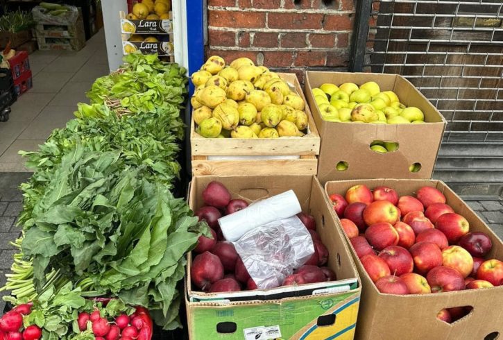 Magazin Romanesc Cu Produse De Sezon In Dagenham, Londra