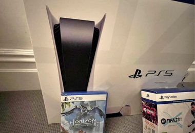 Vand PlayStation 4 Disc Version In Londra, UK