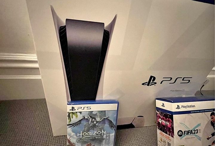 Vand PlayStation 4 Disc Version In Londra, UK