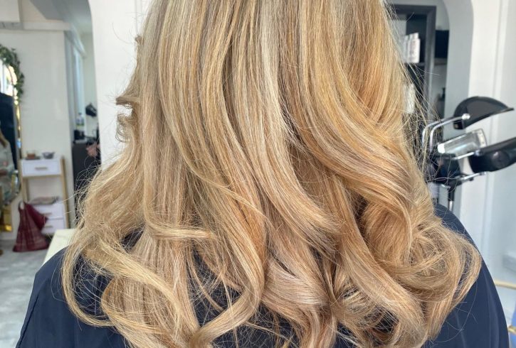 Salon De Frizerie Si Coafura In Pinner, Londra