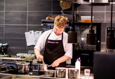 Muncă Bucătar Șef La Restaurant Românesc În Bayswater, Londra