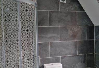 Caut Instalator cu Unelte Pentru Renovare Bai