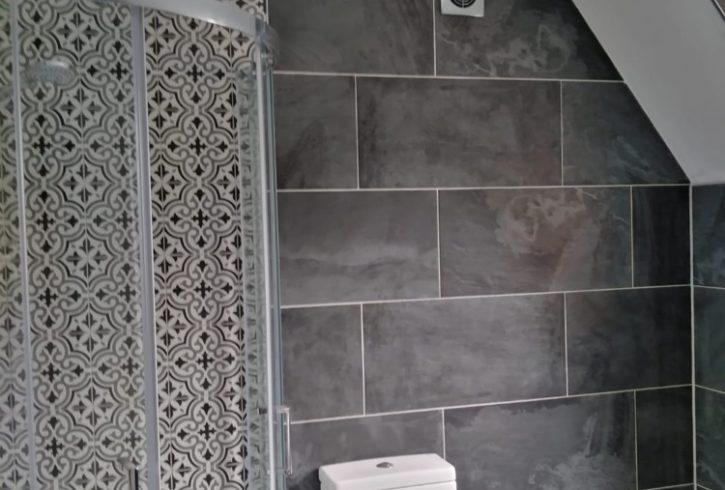 Caut Instalator cu Unelte Pentru Renovare Bai