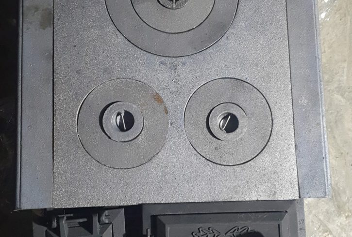 Vand Ceaune, Discuri Si Vase Din Fonta In Dangeham, Londra