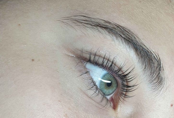 Servicii Laminare Gene in Stratford Londra - Corina