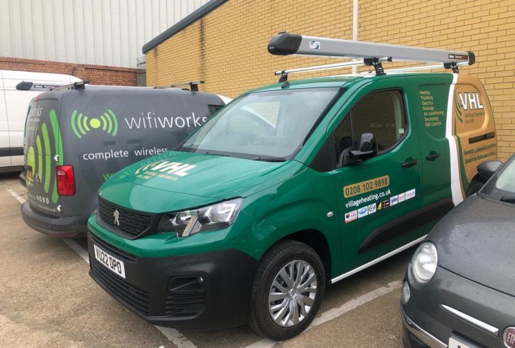 Colantări și Inscripționări Auto in Londra - Wrap Graphics