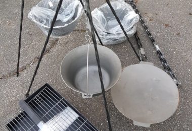 Vand Ceaune, Discuri Si Vase Din Fonta In Dangeham, Londra