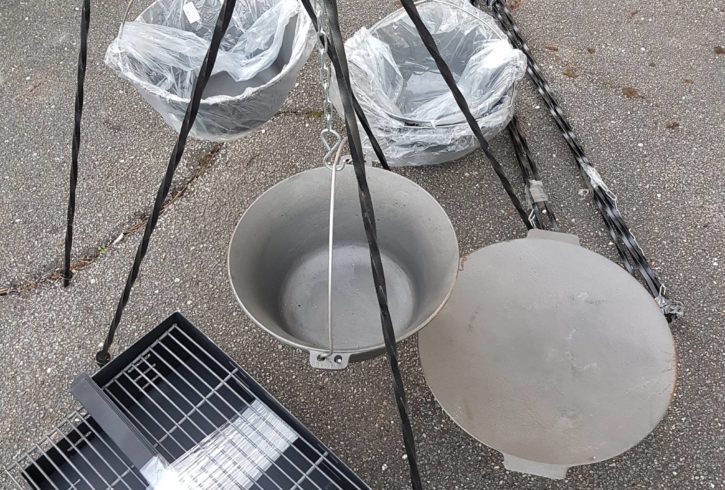 Vand Ceaune, Discuri Si Vase Din Fonta In Dangeham, Londra