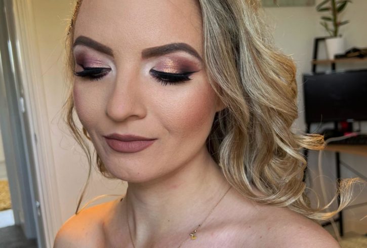 Servicii Profesionale De Makeup Si Extensii Gene In Londra