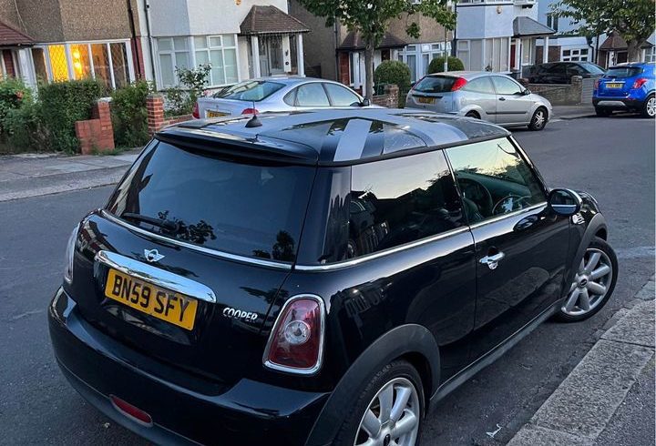 Vand Auto Mini Cooper Din 2009 in Wembley, Londra