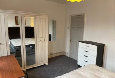 Chiria Camera Double Pe High Road, Londra