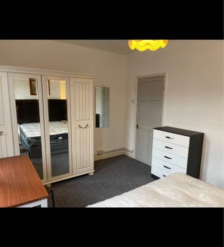 Chiria Camera Double Pe High Road, Londra