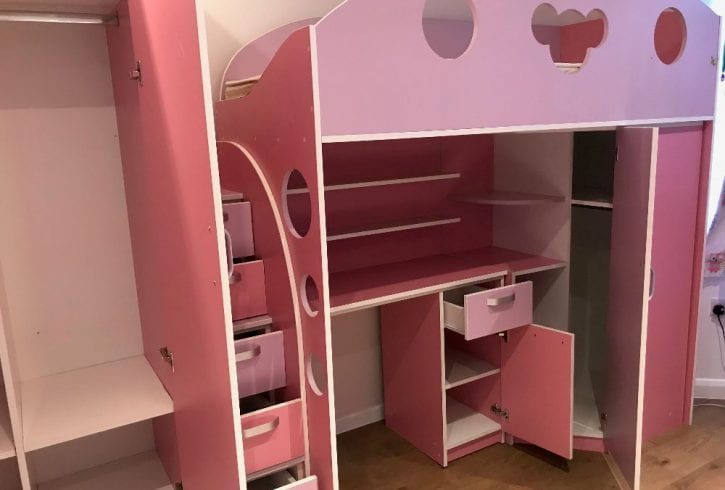 Set pat suspendat cu dulap dublu culoare roz si mov pastel pentru camera fete