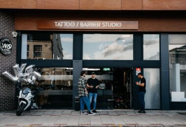 Salon De Frizerie Si Tatuaje In Housnlow, Londra
