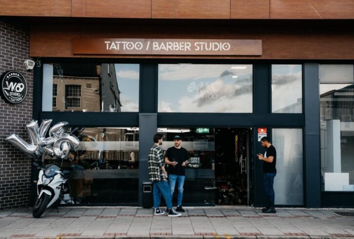 Salon De Frizerie Si Tatuaje In Housnlow, Londra