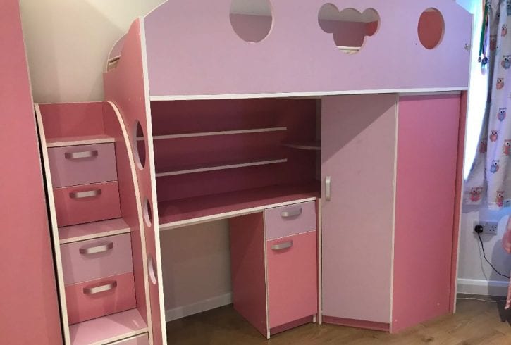 Set pat suspendat cu dulap dublu culoare roz si mov pastel pentru camera fete