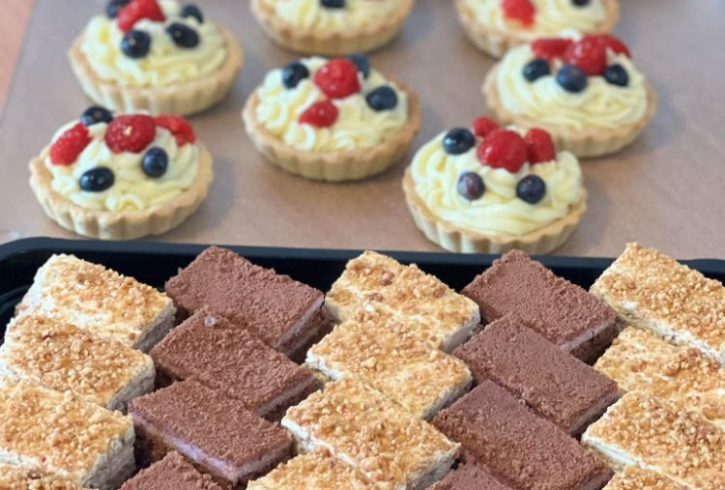 Preiau Comenzi De Torturi Si Prajituri In Stanwell, UK