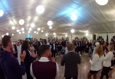 DJ, sistem de sunet, lumini si masini de fum pentru petrecerea ta