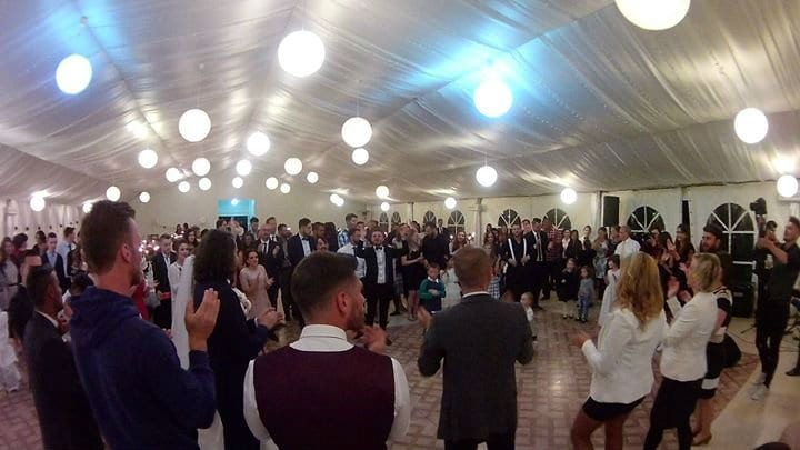 DJ, sistem de sunet, lumini si masini de fum pentru petrecerea ta