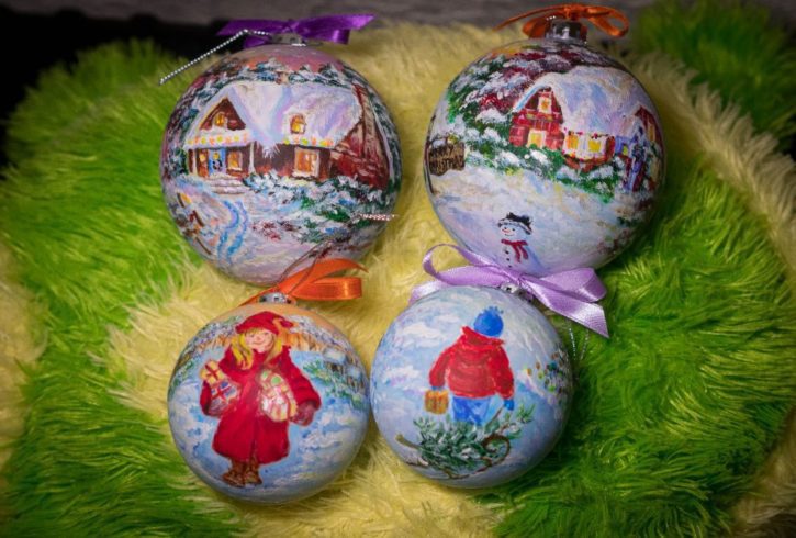 Globuri Brad Craciun Pictate Manual - Liverpool UK