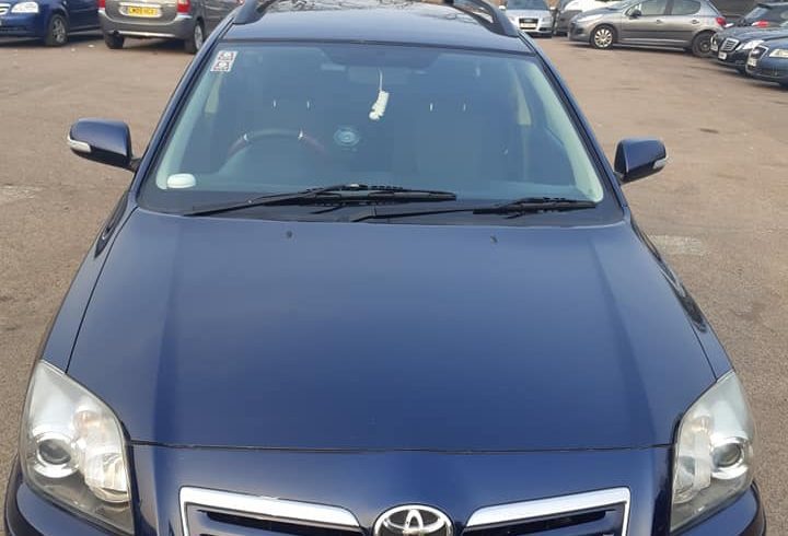 Vand auto Toyota Avensis Londra