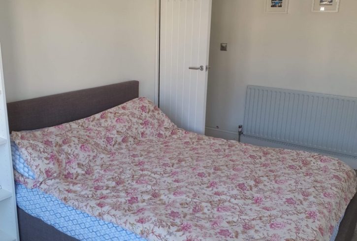 Ofer spre inchiriere camera king size Redbridge Londra IG4