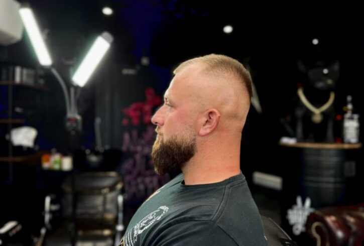 Salon De Frizerie Si Tatuaje In Housnlow, Londra