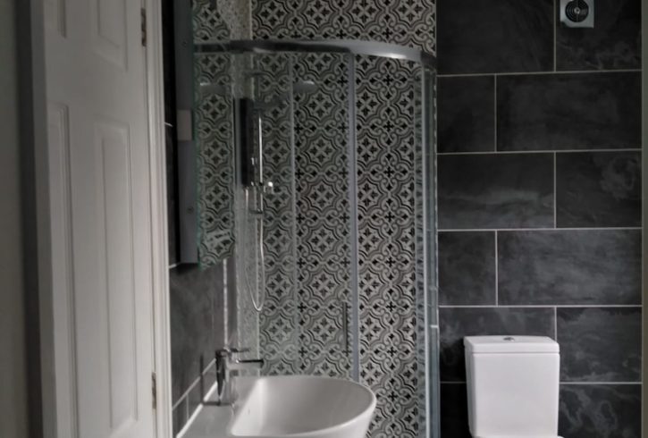 Caut Instalator cu Unelte Pentru Renovare Bai