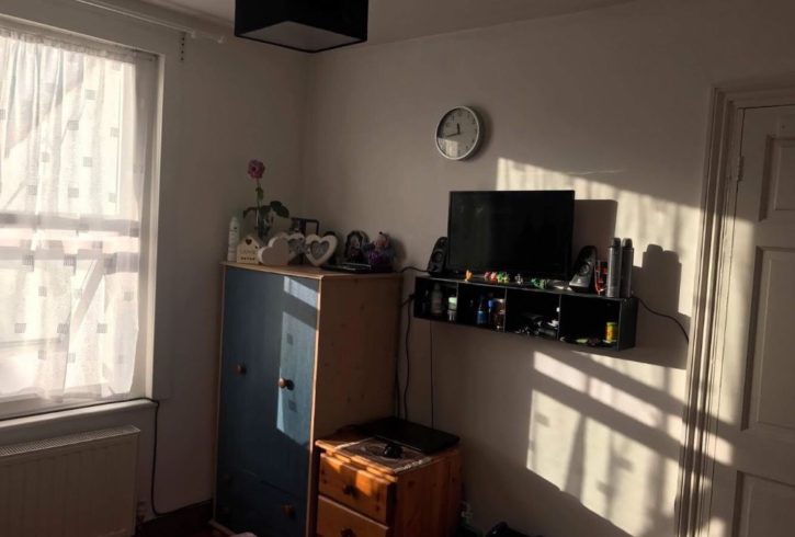 Închiriez camera dubla in Leyton Londra