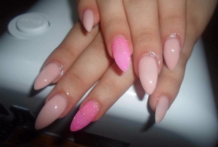 Pun unghii cu gel sau acryl - zona Kingsbury