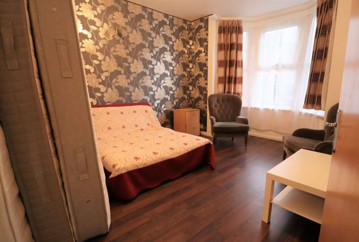 Agentia Inchiriaza casa cu 4 dormitoare in Barking - Imagine 3