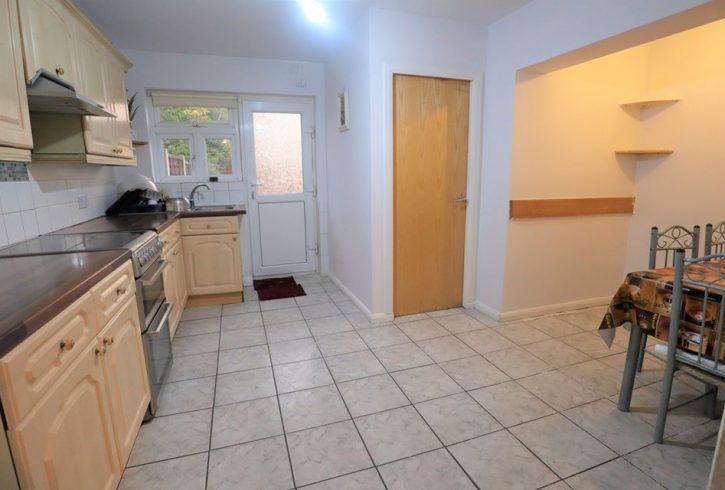 Agentia Inchiriaza casa cu 4 dormitoare in Barking - Imagine 5