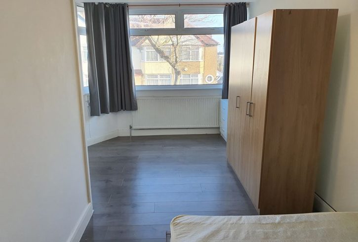 Camera king size de inchiriat in Lower Edmonton Camera king size de inchiriat in Lower Edmonton