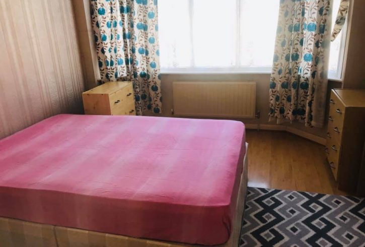 Camera king size de inchiriat in zona Newbury Park