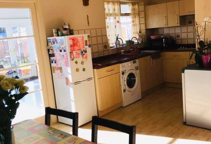 Camera king size de inchiriat in zona Newbury Park - Imagine 2