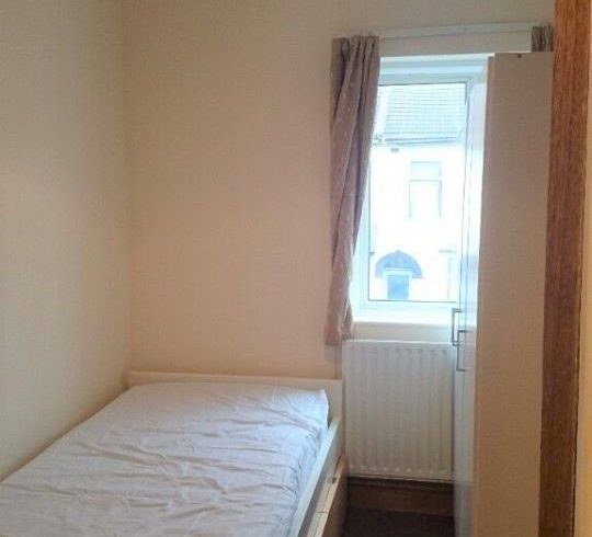 Inchiriez apartament cu 2 dormitoare intre East Ham si Manor park - Imagine 1