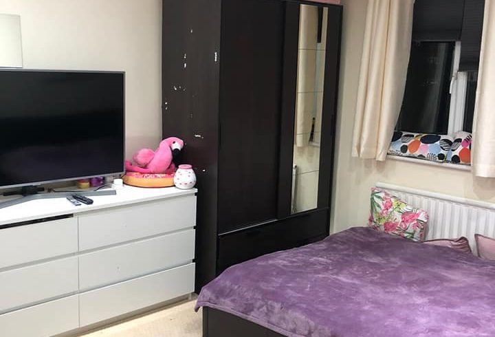 Chirie camera dubla in South Kenton Station